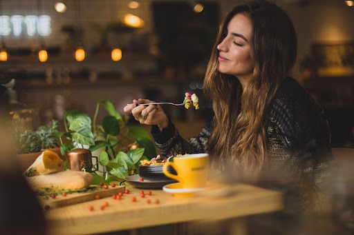 4 Warning Signs that You’re Not Eating Enough to Lose Weight
